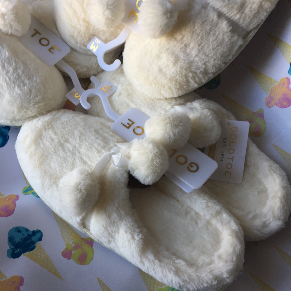 🍦XL Gold Toe NWT cream puff pom pom slippers 🍦 - Picture 2 of 8